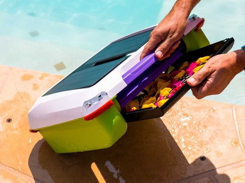 Ariel - Robotic Solar Pool skimmer by Solar-Breeze tray close up