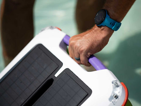 Ariel - Robotic Solar Pool skimmer by Solar-Breeze handle close up